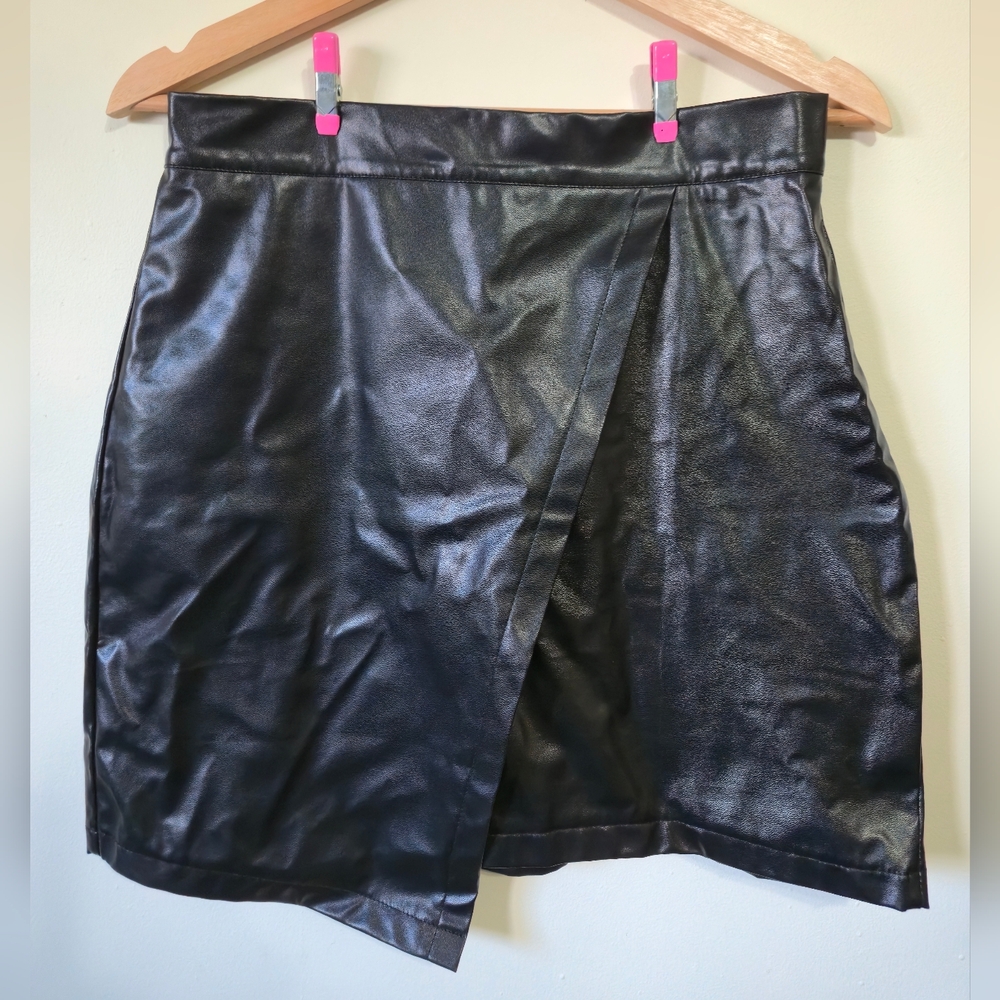 3/$20 SHEIN Black Faux Leather High Waist Crossover Front Moto Mini Skirt, Med